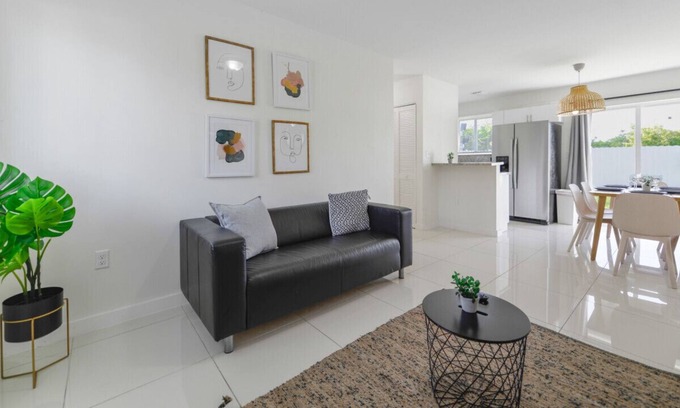 Gladeview House | Fantastic Brand New Duplex 3 Bedrooms/2 bathrooms