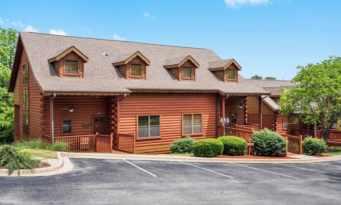 Branson Theater District Cabin | Fantastic Cabin Close to Branson Entertainment- Golf & Ticket Discounts!