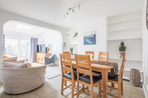 Cambridge House | Fantastic central 4-bed home FREE PARKING