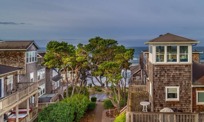Lincoln Beach House | Fantastic Coastal Getaway, Open Floor Plan, Steps Away From Beach, Fireplace, BBQ, Ocean Views