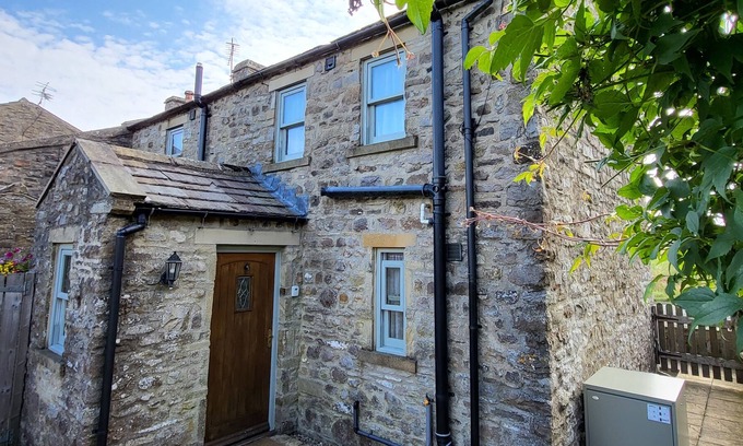 Fremington House | Fantastic cottage, sleeps 4& 2 dogs, w/ modern facilities, wonderful views, private parking & garden