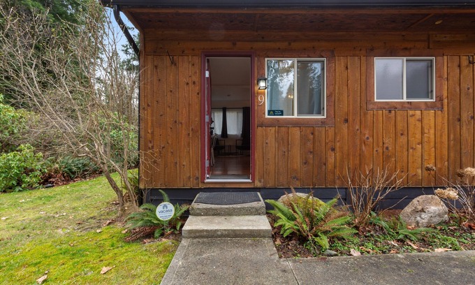 Quilcene Cabin | Fantastic dog-friendly building with 4 suites, wooded surrounding & fast WiFi
