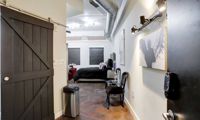 Downtown Houston Condo | Fantastic Downtown Loft with Direct access to Metro Rail Pet Friendly