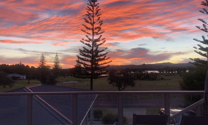 Omaha House | Fantastic Estuary & Golf Course Views, Huge Deck, Great Sunsets, Modern & Cosy