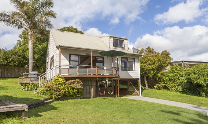 Hot Water Beach House | Fantastic Family Holiday Home with Breathtaking Views over Hot Water Beach