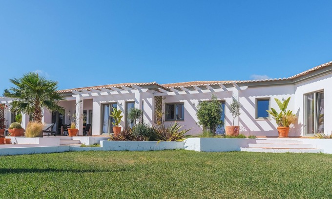 Salema House | Fantastic Family Villa with sparkling Private Pool