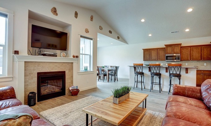 Redmond House | Fantastic Family Friendly Home w/Moutain View, Huge Fenced yard, Private Backyard and Patio, A/