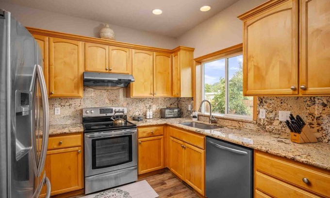 Southgate House | Fantastic Family Home, Pet Friendly, Fully Fenced Backyard w/Fire-Table, Ping Pong, Next to Trail