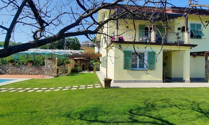 Sesta Godano Apartment | Fantastic farmhouse with swimming pool just a step away from Cinque Terre.