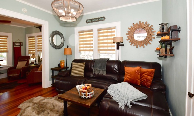 Historic Old Northeast House | Fantastic Farmhouse Cottage.Best kept secret in St Pete 7 Min walk to beach