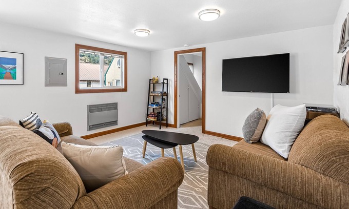 Bayview Boat Rental | Fantastic Floating Home W/ Stunning Views, Deck, Gas Grill, Free WiFi & More!