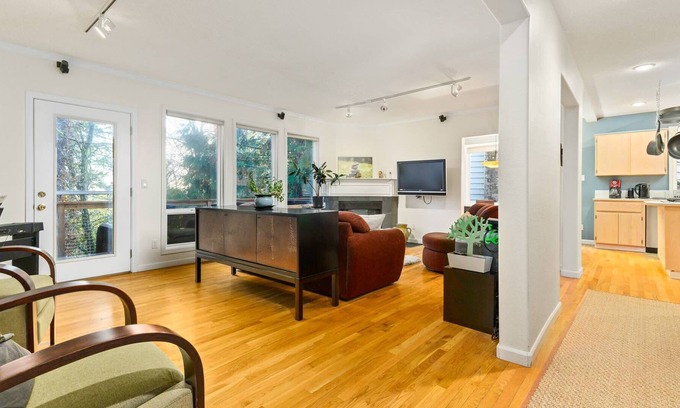 Southwest Hills Condo | Fantastic Forested Retreat, Pet Friendly, Multiple Decks, Lots of Natural Light, 3 Miles to Downtown