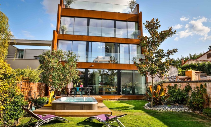 Issy-les-Moulineaux House | Fantastic House & Gardens - 360 ° view over Paris