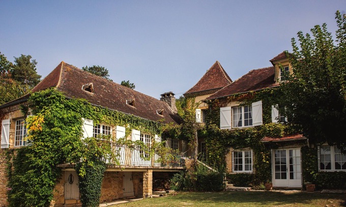 Bezenac House | Fantastic holiday home with a private pool and wonderful views of the Dordogne