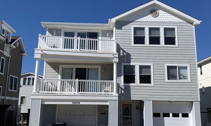 North Beach Haven House | Fantastic Home! Five Star Rating! Steps to Beach (see video). Centrally Located.