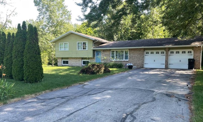 Lake Michigan Beach House | Fantastic home near beaches with deck, foosball table, mini pool table, W/D, AC
