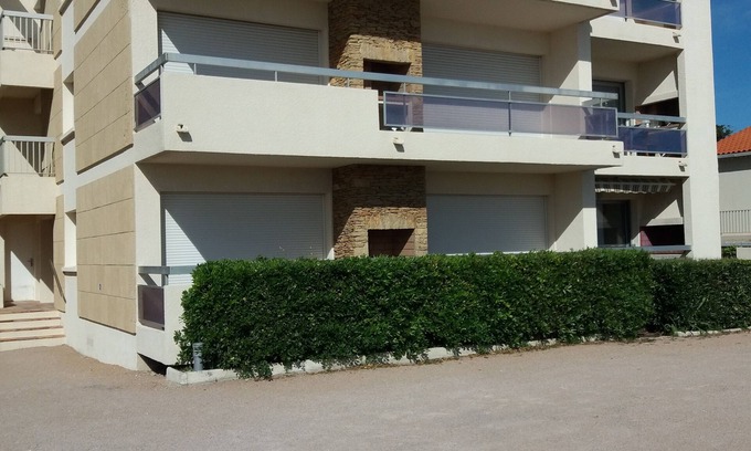 Saint-Cyr-sur-Mer Apartment | Fantastic location, just cross the road and you are on the beach !