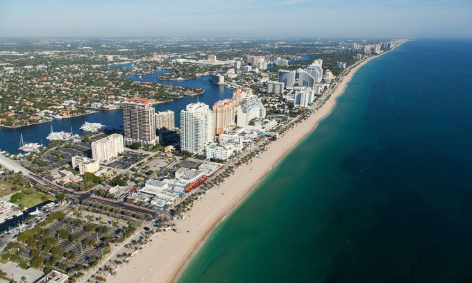 Dolphin Isles House | Fantastic Location sleep 9 with 7 beds a short walk from the ocean!