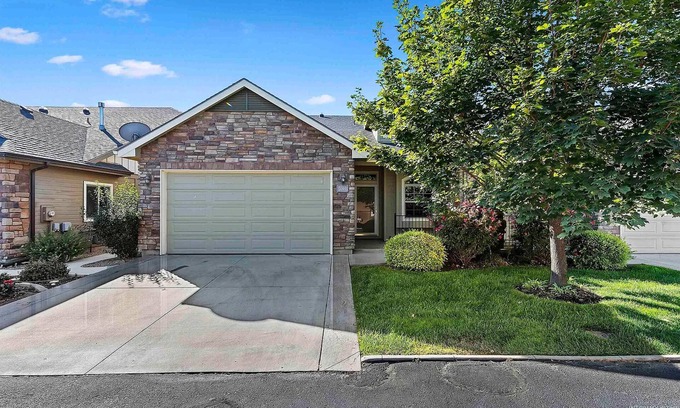 Meridian House | Fantastic Location. Hot-Tub. Quiet Neighborhood.
