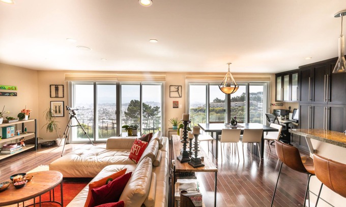 Upper Market Apartment | ❤️Fantastic Luxury Penthouse Apartment, Panoramic Views, Laundry, 2 car garage