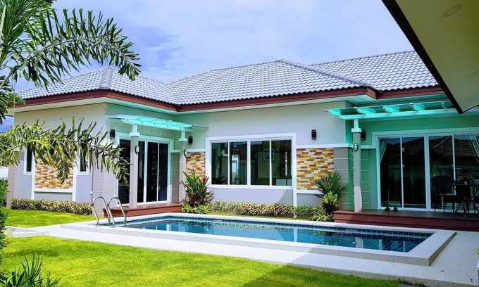 Huai Yai Villa | Fantastic New Private Pool Villa in Pattaya, 3 Double Beds with Home Automation!