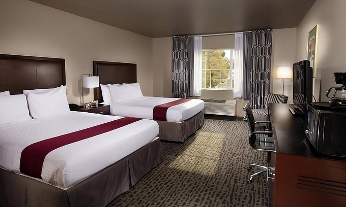 Pullman Hotel | Fantastic of Pullman! Convenient Room w/Free Breakfast, Free Parking, Pool