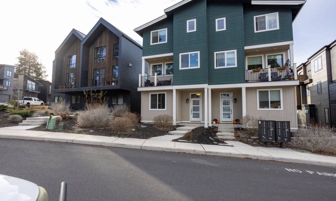 Southern Crossing House | Fantastic Old Mill Townhome, Pet Friendly, Fireplace, Short Walk to the Deschutes, Shopping & More