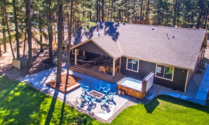 Ronald House | Fantastic Outdoor Living! Private Hot Tub and Summer Pool!