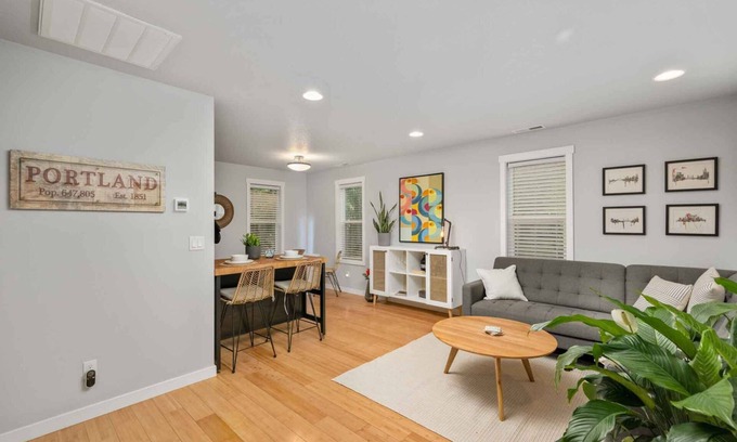 Ardenwald House | Fantastic Private Single Level Casita, New Decor and Furnishing, Covered Patio, 2 Blocks to Hospital