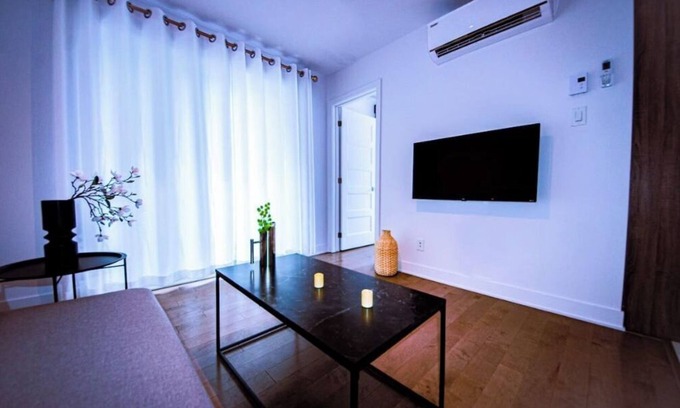 Cote-Des-Neiges—Notre-Dame-De-Grace House | ★Fantastic*Private terrace* Queen Bed* 24/7Gym★