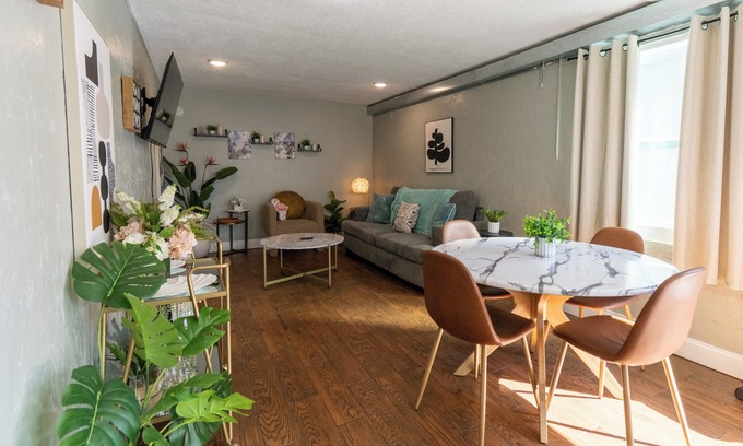 United Central Apartment | Fantastic Remodeled 1BR Close to the Beach