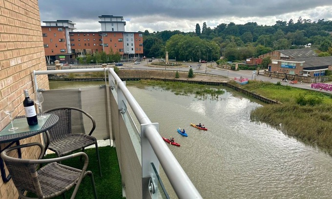 Colchester Apartment | Fantastic River Views Apartment| Pass the Keys