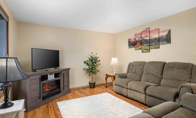 Carlton House | Fantastic Single Level Wine Country Retreat, Pet Friendly, Walk to Restaurants, Wine Tasting, Food