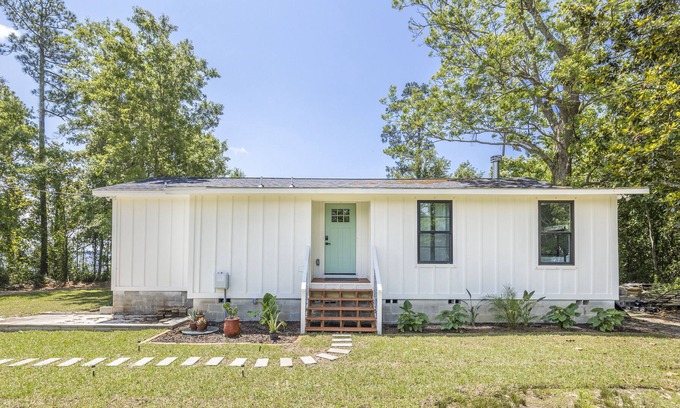 Lillian House | FANTASTIC SPECIALS!BOOK NOW AND SAVE*Newly remodeled private bay front house.