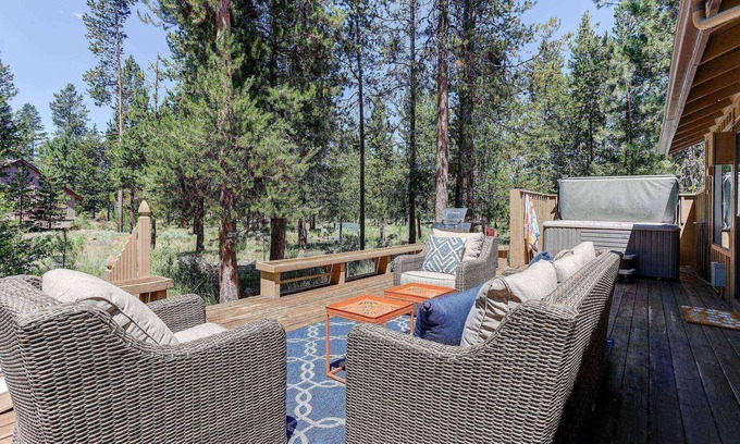 Deer Park House | Fantastic Sunriver Location, SHARC Passes, Huge Deck w/Hot Tub, Trail Access, Fireplace, Bikes