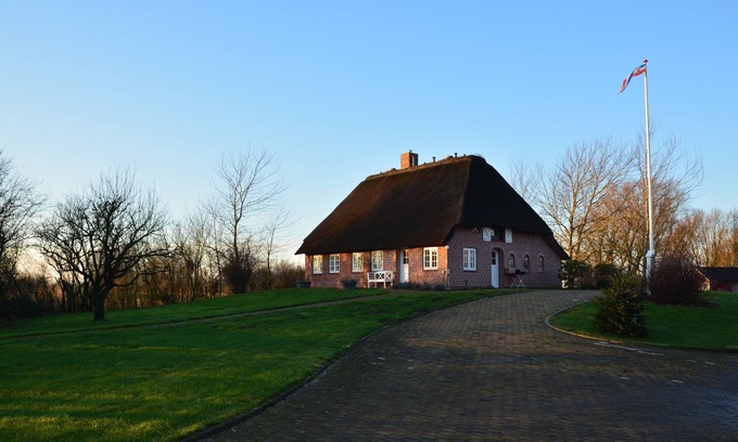 Rodenas Cottage | Fantastic thatched cottage with lake and sauna