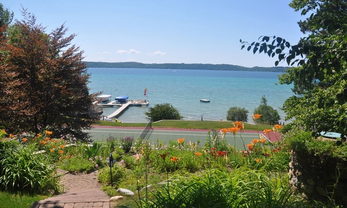 Bellaire House | Fantastic Torch Lk Waterfront Cottage A ~Hot Tub- Tennis/pklbl Crt ~ Kayaks-SUP