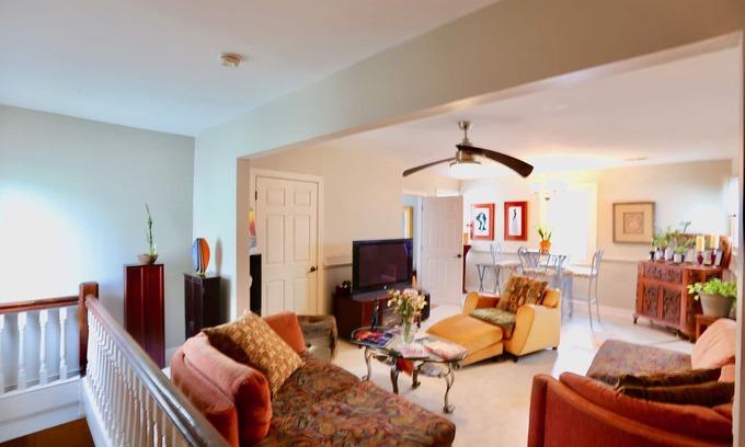 Mosby House | Fantastic Vibrant Art Home King bed/Wifi/Sound system Smart TV/Bike