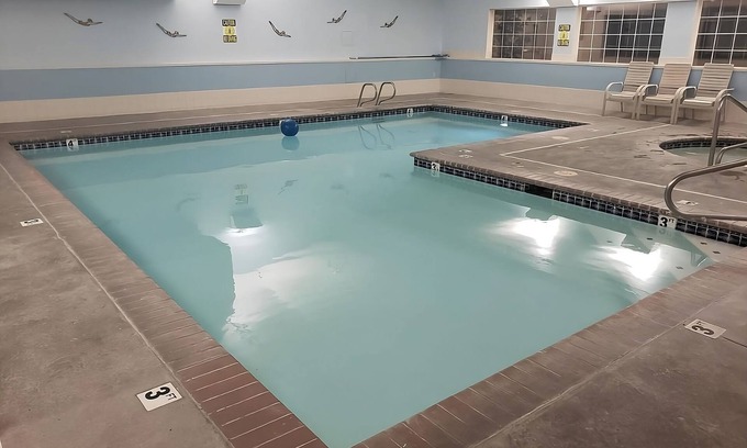 Pullman Hotel | Fantastic View of Pullman! 2 Relaxing Rooms, Pool, Free Breakfast and Parking