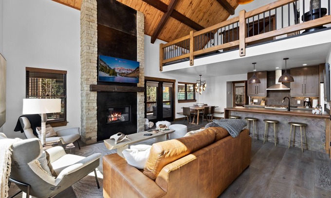 Estes Park Cabin | Fantastic Views! Two Large Patios, Private Jacuzzi and Indoor/Outdoor Fireplace