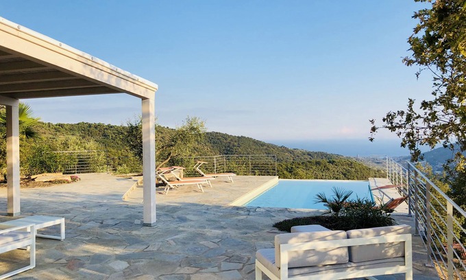 Pontedassio House | Fantastic villa with a unique sea view and private pool in the olive grove