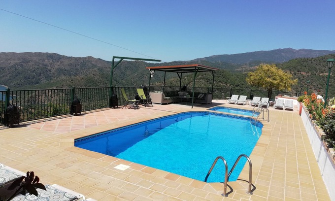 Istan Villa | FANTASTIC VILLA WITH PRIVATE POOL AND GARDEN IN ISTAN NEAR MARBELLA