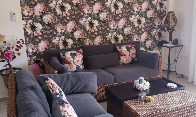 Esentepe Apartment | Fantastisches 4 Zimmer Apartment mit Große Terrasse mit Steingarten Voller Blüte