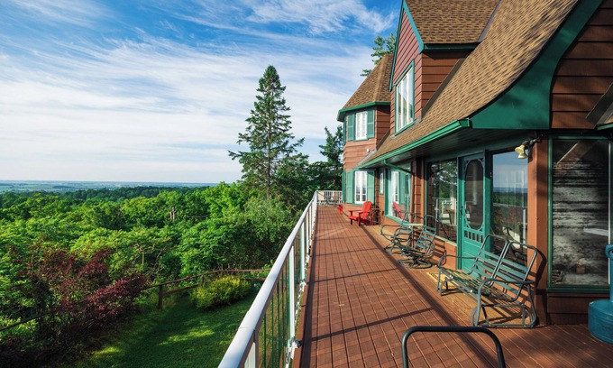 Papineau Regional County Municipality House | Far Horizons Vacation Luxury home in Montebello, Quebec