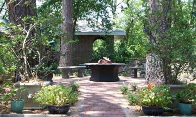Brenham Bed & Breakfast | Far View - A Bed & Breakfast Estate