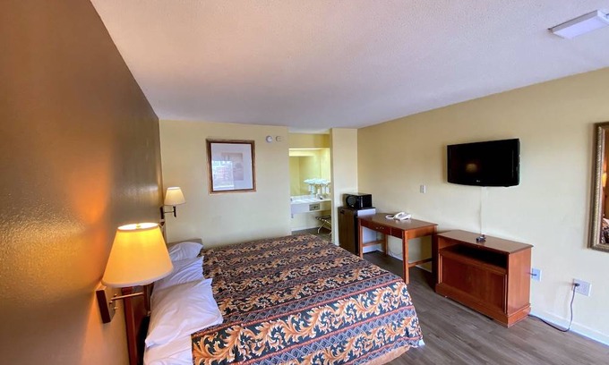 Monroe Hotel | Faremont Inn & Suites Monroe