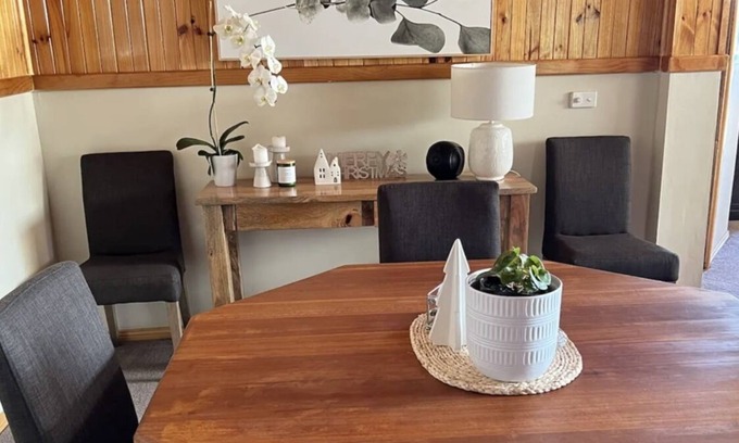 Hillville Cottage | Farm cottage near the coast. Gourmet day outings, beaches, bike trails & hikes.
