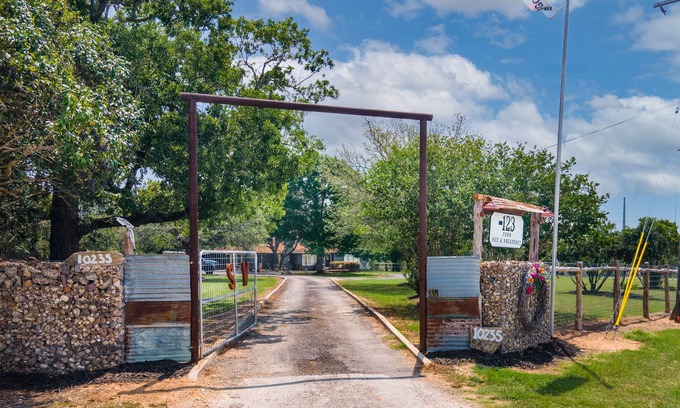 Seguin Bed & Breakfast | Farm experience guest house B&B - Booking for SATX Rodeo-horse trailers welcome!