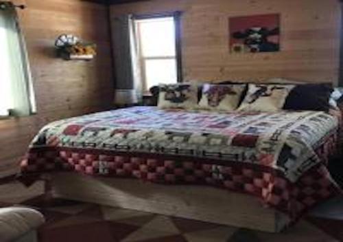 Monticello House | Farm House Cabin, Patio, TV Room, Games, BBQ, Campfire