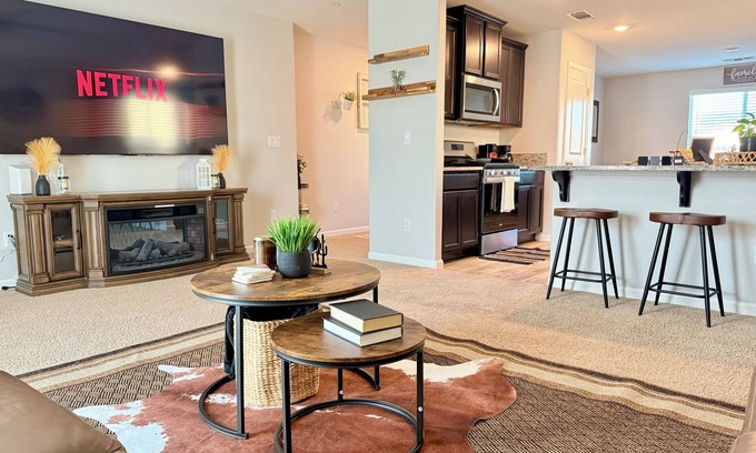 Tulare House | Farm Inspired 3b w King Bed 85tv